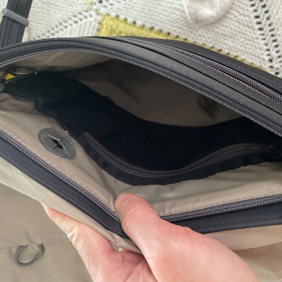 Pacsafe brand purse bag black NWOT - Picture 5 of 8